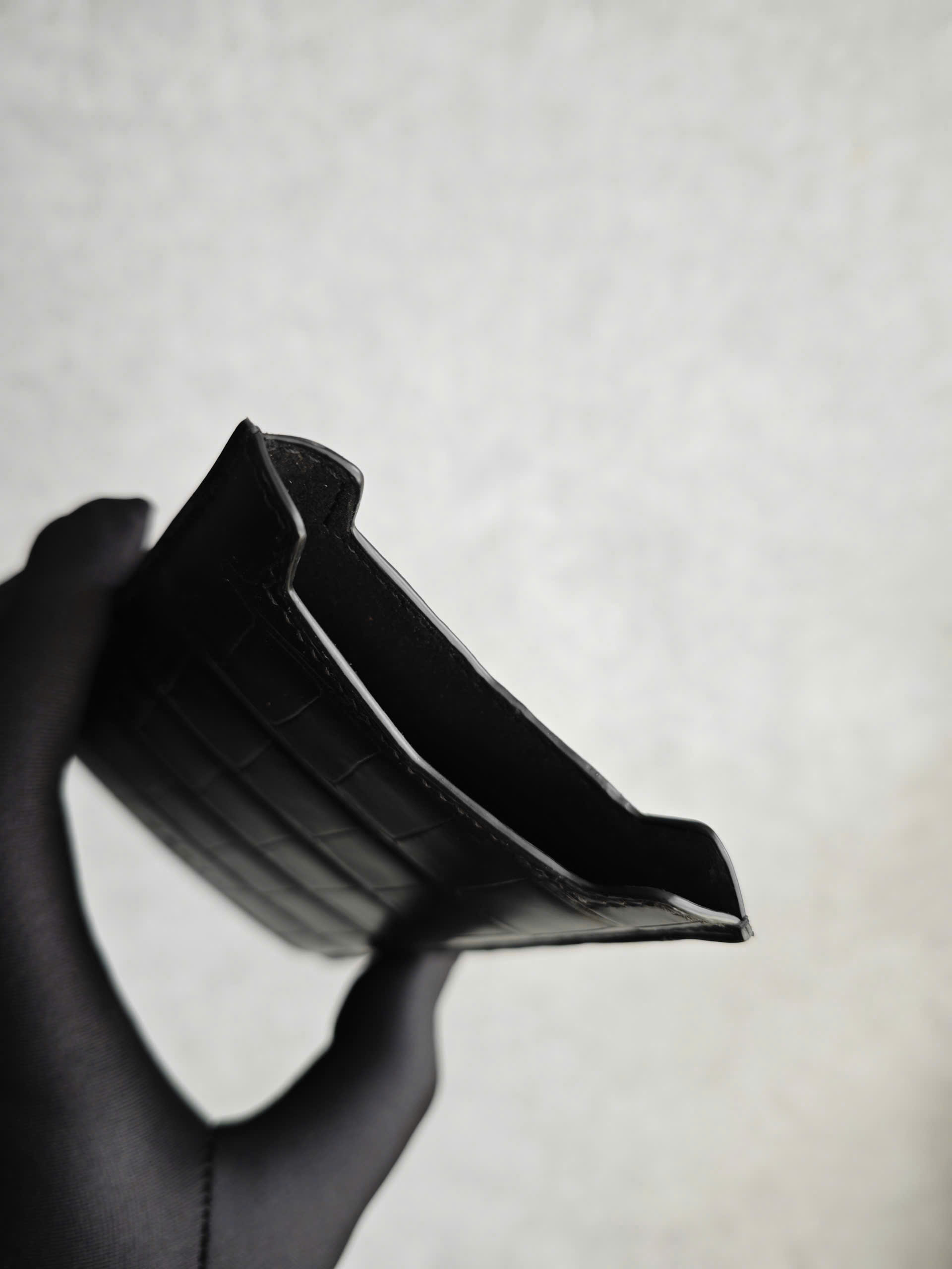 Bao da điện thoại Aster P da cá sấu Pháp màu đen | Thế Phạm Leather Atelier - Hình ảnh 3