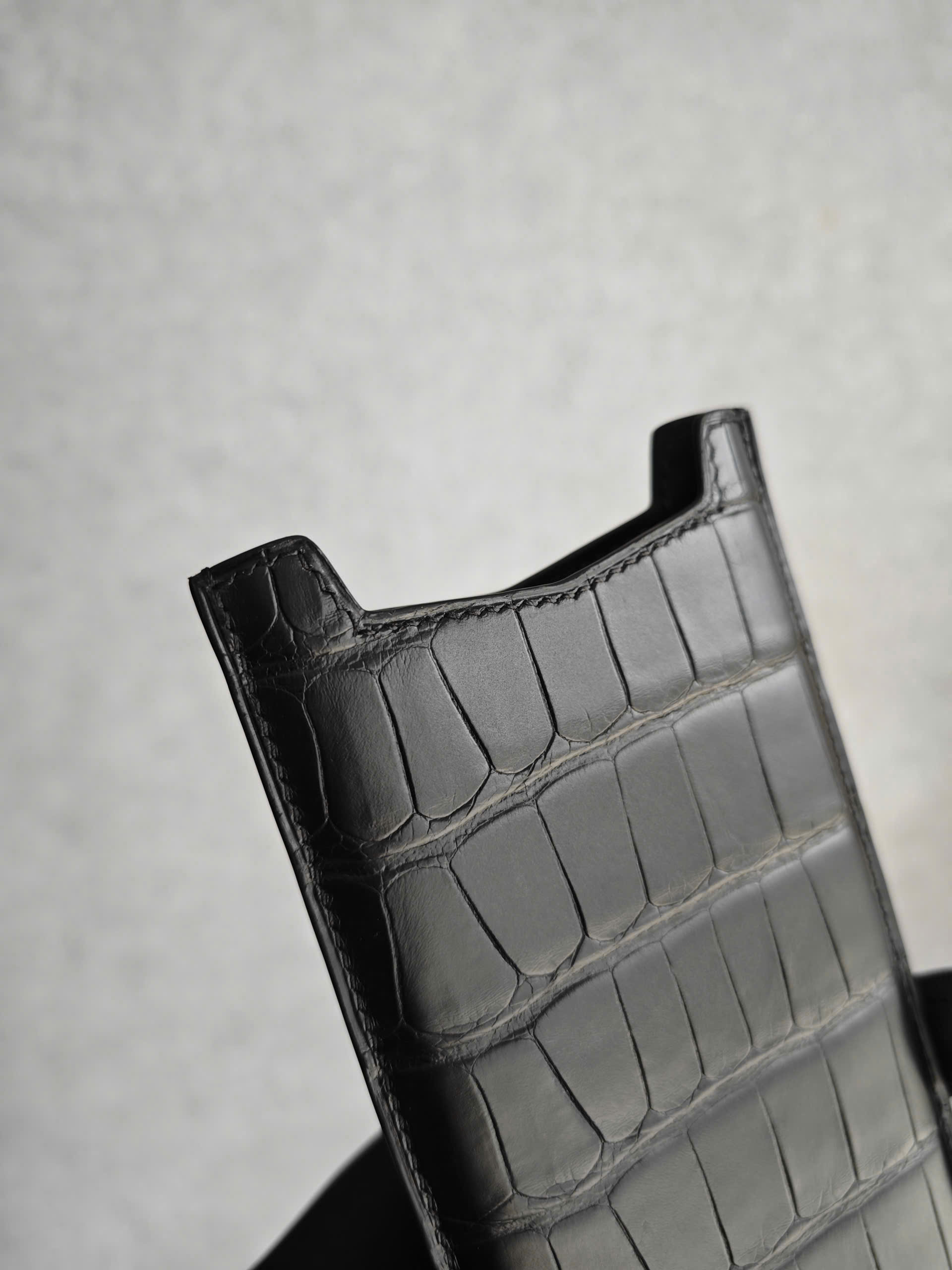 Bao da điện thoại Aster P da cá sấu Pháp màu đen | Thế Phạm Leather Atelier - Hình ảnh 2