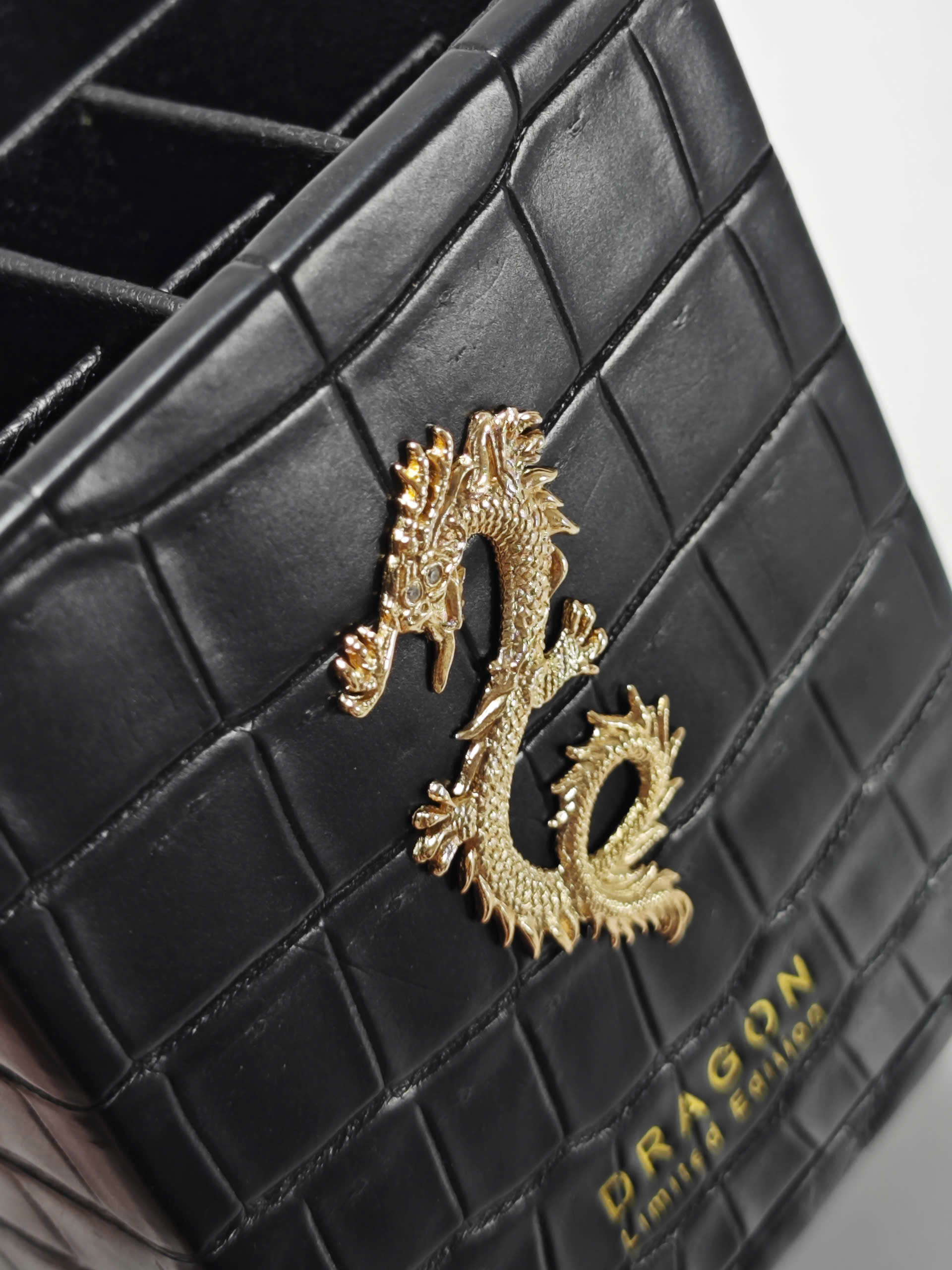 TP Pen Box King Edition - Hộp bút da cá sấu Pháp rồng vàng 18K, mắt kim cương - Hình ảnh 4