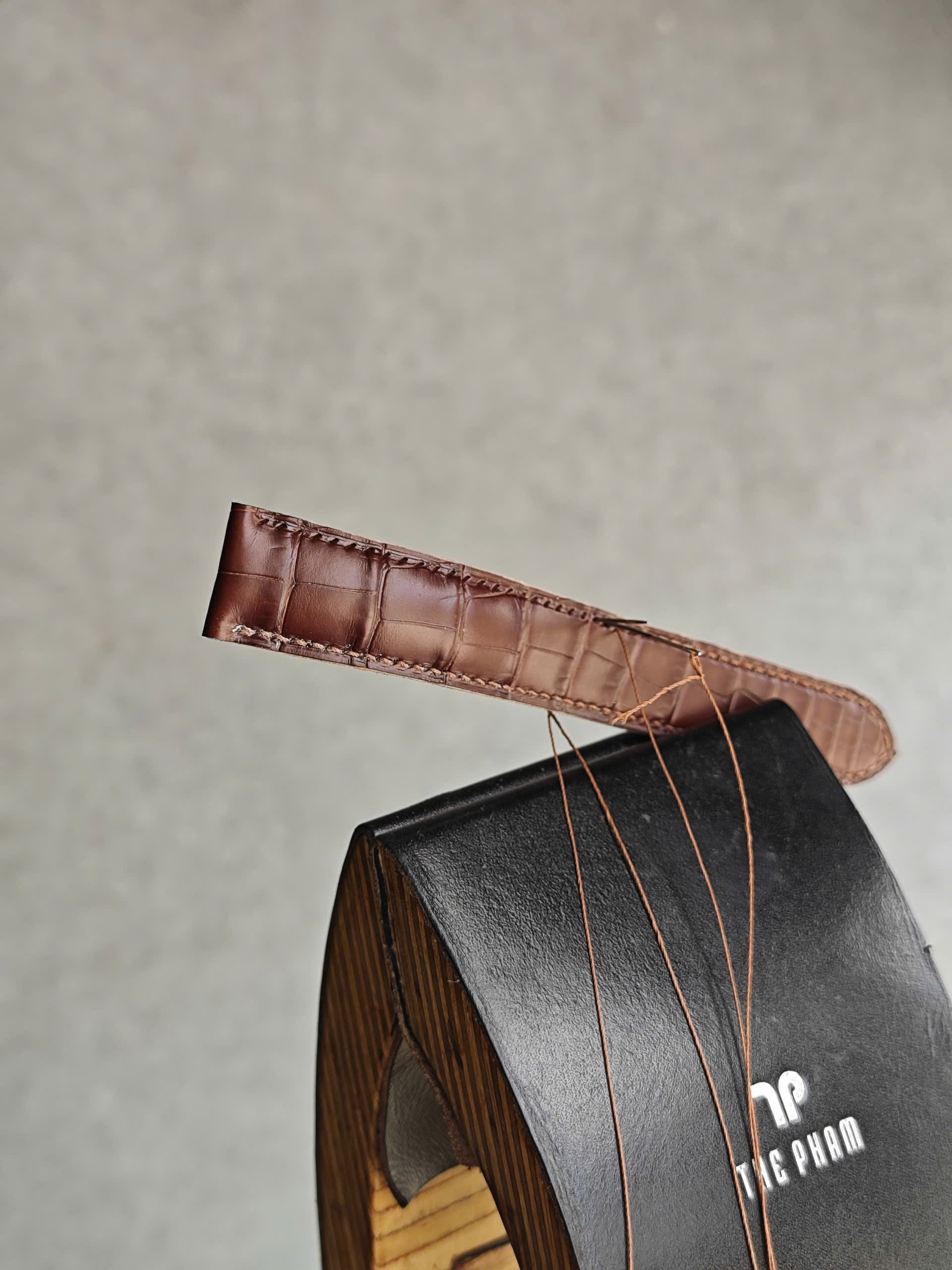 Dây đồng hồ Doxa cá sấu Pháp màu nâu - Hình ảnh 7